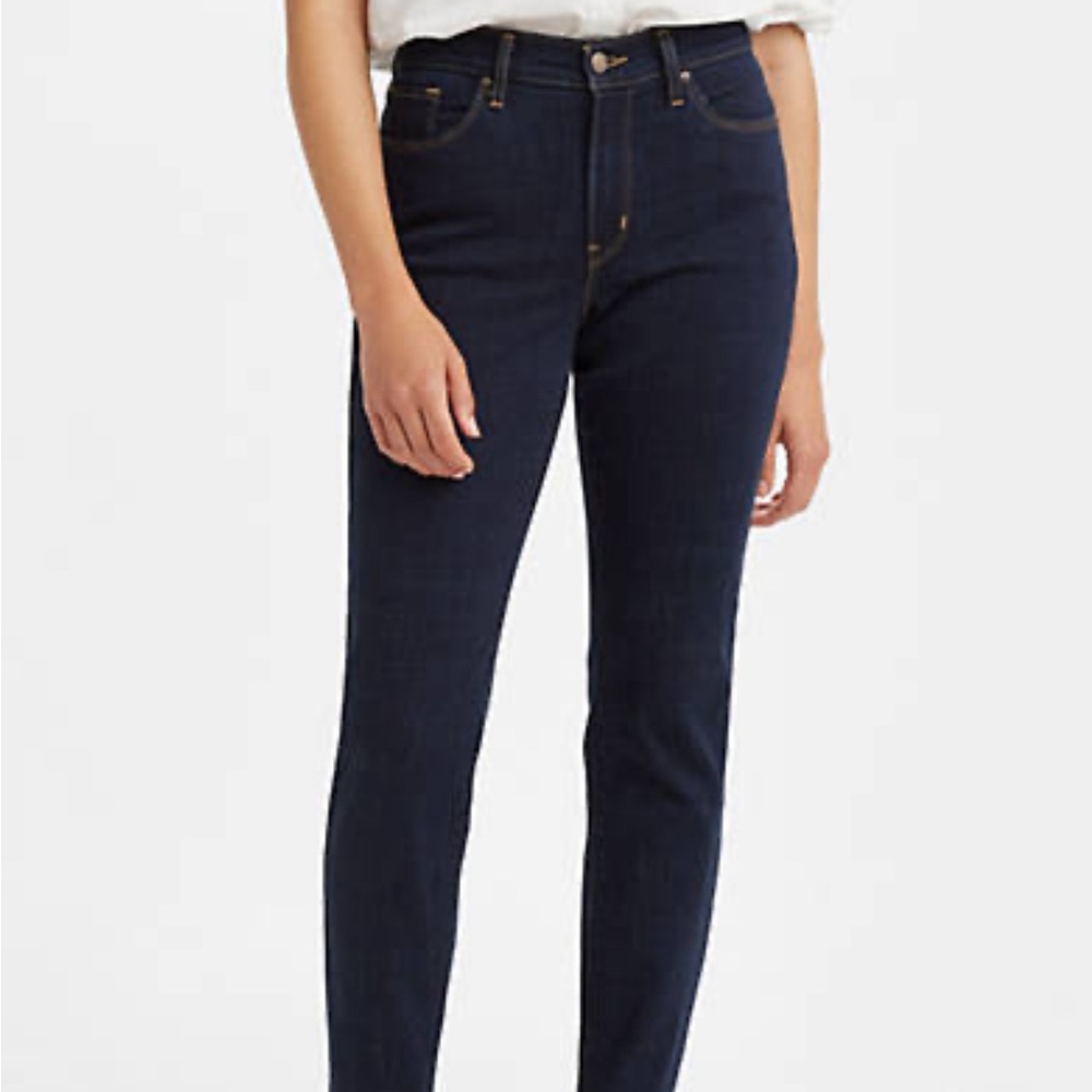 Levi’s classic straight women’s jeans, Size 8 R, marine dip dark wash.